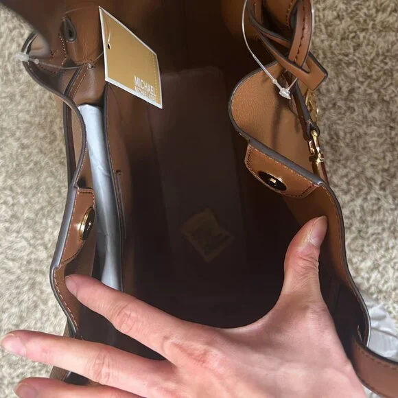 Micheal Kors Carson Large Pebbled Leather Tote Bag - Picture 6 of 7